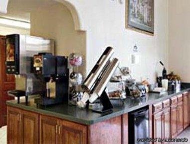 Super 8 Donna Hotell Restaurant bilde